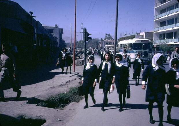 Афганские девушки возвращаются домой из школы афганистан, жизнь, кабул, мир, прошлое, фотография, фотомир