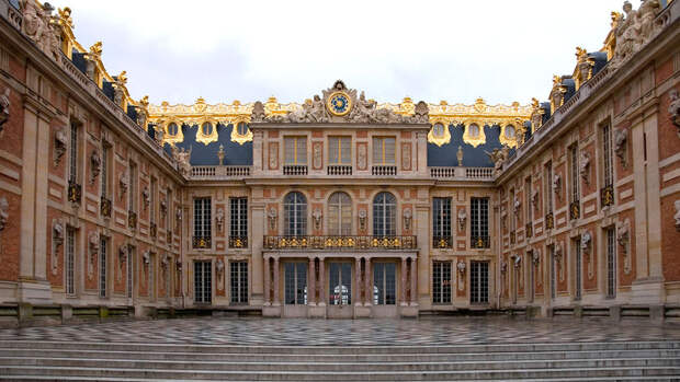 Версальский дворец эвакуировали после задымления