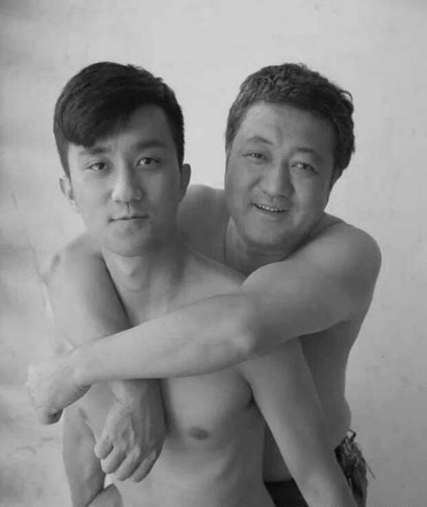 отец и сын фотографировались 30 лет вместе 