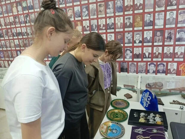 Адыгские ремесла: Золотое шитье и роспись тарелок в Келермесском музее