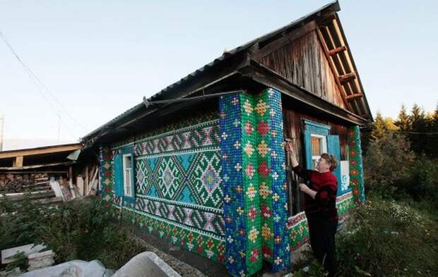 Российская пенсионерка украсила свой дом необычным способом (6 фото)