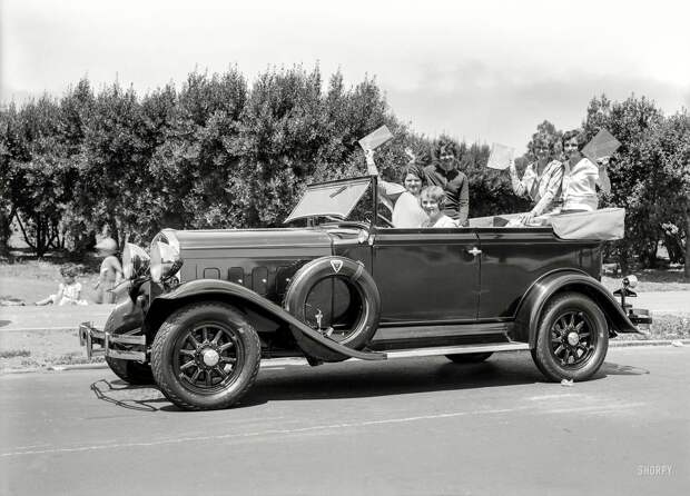 Школьницы в легковом авто после завершения учебного года (1930 год) авто, олдтаймер, ретро фотографии, старинные автомобили