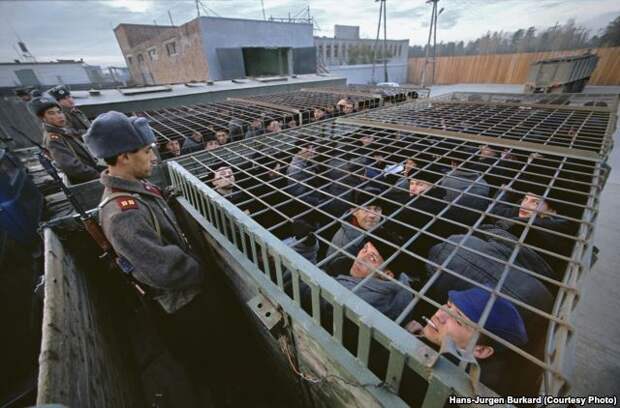 Колония строгого режима на станции Зима. Заключенных везут на работу. 1989 год
