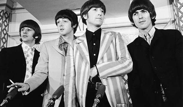 Beatles создали иллюминаты Известный историк-музыковед Дэвид Ричардс в 2014 году разразился громкой статьей, где разоблачал Ливерпульскую Четверку. Beatles якобы были созданы иллюминатами, чтобы влиять на молодые умы. Каждая песня наполнена специальными триггерами, активирующими желания подростков бунтовать и пробовать наркотики — производство которых также финансировалось тайным орденом. Можно было бы только посмеяться над Ричардсом, вот только Beatles и в самом деле перевернули всю историю музыку и оказали значительное влияние на свое поколение.