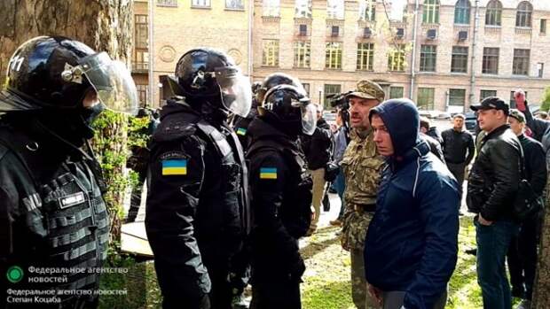 Киевские власти попались на лжи: видео эвакуации охраны мэрии (ВИДЕО) Киевские власти попались на лжи: видео эвакуации охраны мэрии (ВИДЕО)