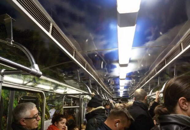 Здесь плохо видно, потолоко сделан под небо. Надеюсь что в будущем увижу еще такие вагоны. Народ активно улыбался и фотографировал стены. Приятно ехать в красиво оформленном вагоне на работу или домой. дизайн, метро