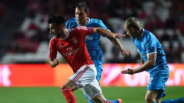 Среда. Санкт-Петербург. "Зенит" - "Бенфика" - 1:2. Артем ДЗЮБА и Александр АНЮКОВ. Фото AFP