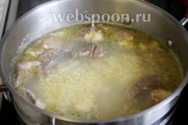 Добавить нарезанное мясо в кулеш. Поварить минут 10.