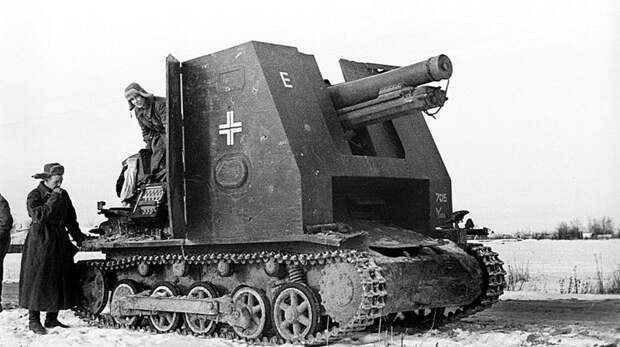 Красноармейцы осматривают немецкое 150-мм самоходное орудие siG 33 (sf) на базе танка Pz.I Ausf B (САУ «Бизон»), захваченное исправным в Подмосковье, декабрь 1941 г. Великая Отечественная Война, СССР, военная техника, германия