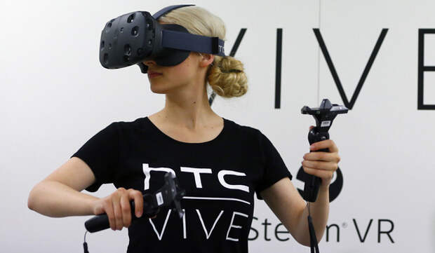 Девушка с HTC Vive