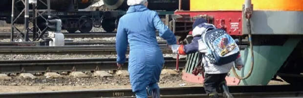 Шестерых человек наказали за переход железнодорожных путей в неположенном месте в Атырау