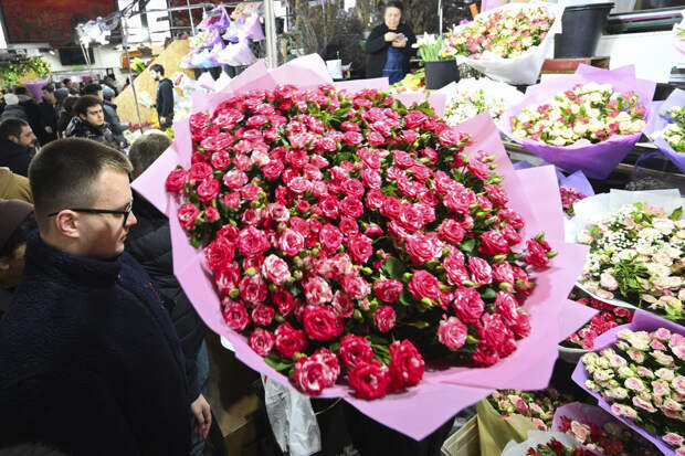 В Москве сотни покупателей пришли на Рижский цветочный рынок 8 Марта