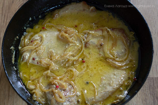 Шаг 3. К тушеному в сметане луку перекладываем мясо