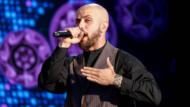 Рэпер ST исполнил песню "Младшая сестренка" в рамках трибьюта "Любэ"