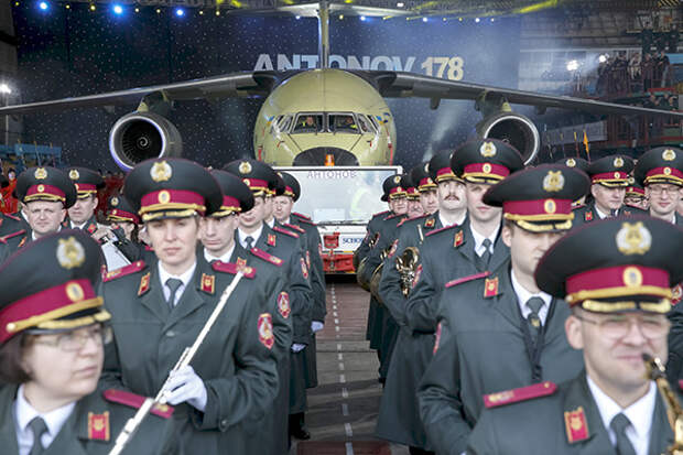 A military orchestra performs during the presentation of the new Antonov An-178 plane at the Antonov aircraft manufacturing plant in Kiev on April 16, 2015. The new Antonov cargo plane is designed to carry 18,000 kgs of payload and fly up to 12,200 meters. AFP PHOTO / GENYA SAVILOV