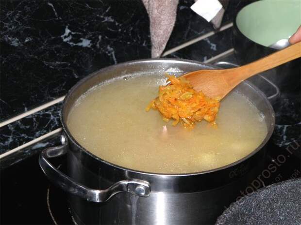 добавить готовые лук, морковь, лавровый лист, соль. пошаговое фото этапа приготовления горохового супа