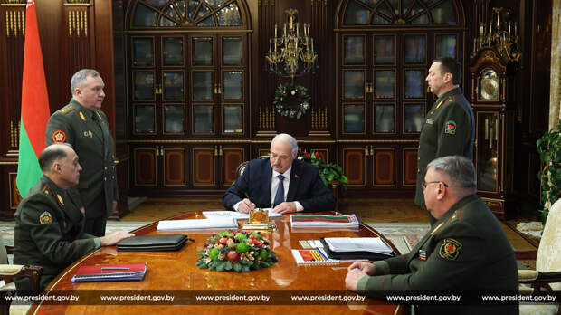 «Основное условие — внезапность»: Александру Лукашенко доложили о ходе военных учений в Беларуси