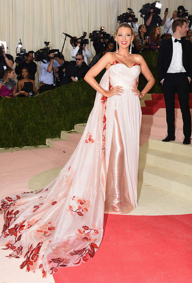 blake-lively-met-gala-2016-red-carpet