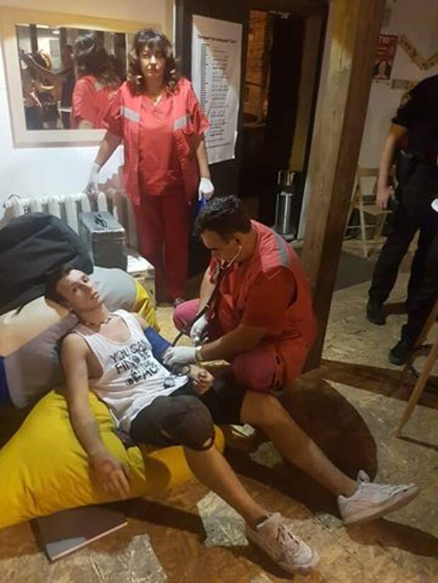 На данном изображении может находиться: 2 человека, люди сидят