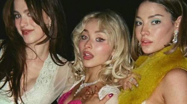 Чулки, кружевное белье и бильярд в шпагате: Сабрина Карпентер поделилась горячими фото со съемок нового клипа