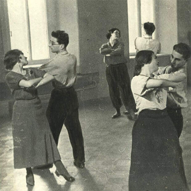 Георгий #Товстоногов (второй слева) на уроке танцев в ГИТИС. 1930-е годы