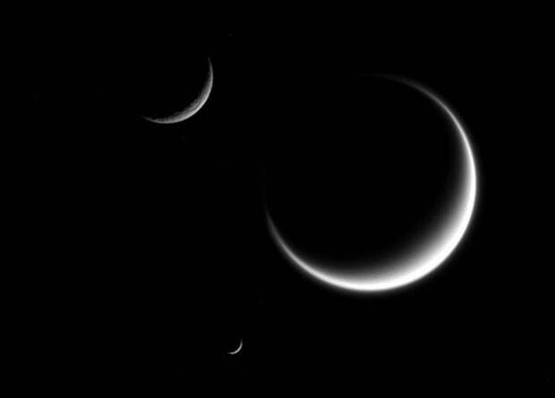 Три естественных спутника Сатурна – Титан, Мимас и Рея – в одной фотографии