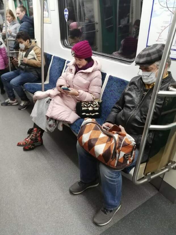 женщина в странной одежде