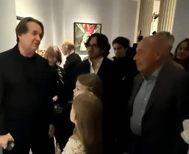 Константин Эрнст с дочерьми, Владимир Познер