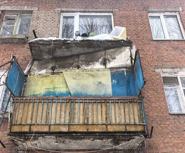 В Самаре из-за схода снега с крыши обвалился балкон одной из квартир