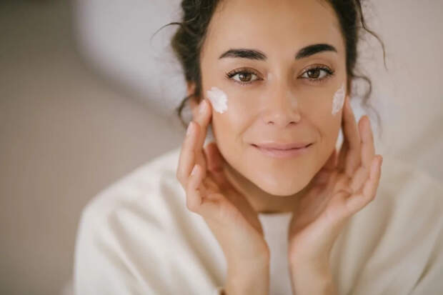 Косметолог Миронова сказала, что может навредить коже весной и летом