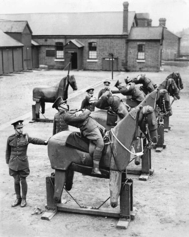 Новобранцы 7-го Королевского гусарского полка учатся балансировать на деревянных лошадях история, люди, мир, фото