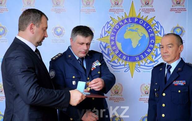 Генерал полиции Вячеслав Павлов вручает орден &quot;Миротворец&quot; Тохтару Тулешову 