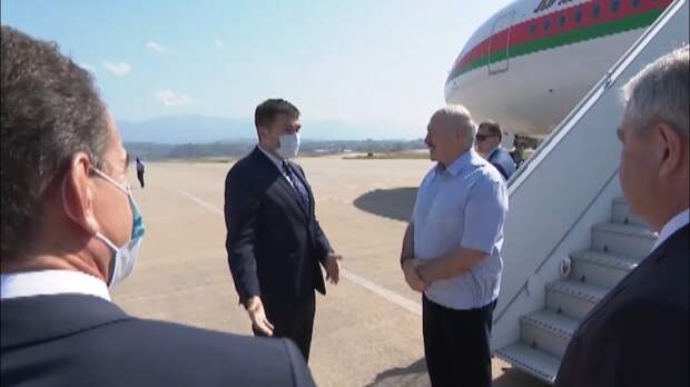 У Лукашенко красное лицо и дрожат руки - очевидцы из обеспечения визита в Сочи У Лукашенко красное лицо и дрожат руки - очевидцы из обеспечения визита в Сочи