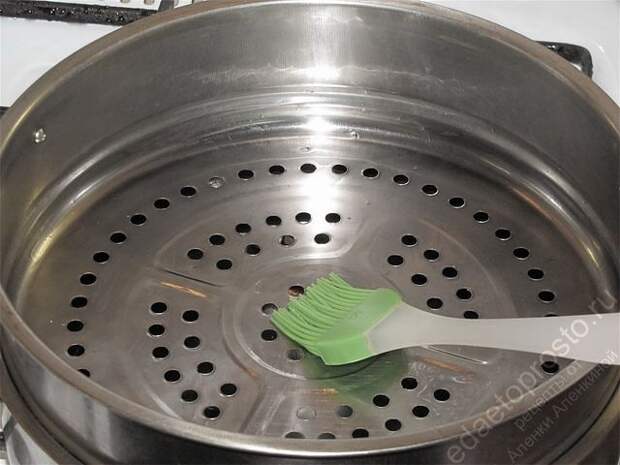 Смазать решетки растительным маслом. пошаговое фото этапа приготовления блюда манты
