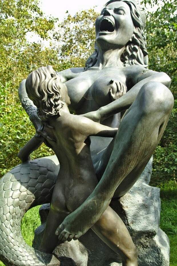 Жуткая скульптура из парка Victoria's park. Жуткая скульптура из парка Victoria's park.