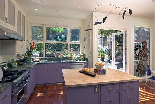 Фиолетовая кухня от Jeff King & Company