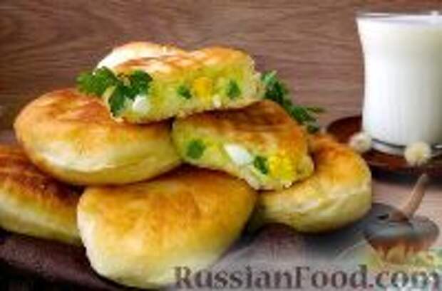Фото к рецепту: Пирожки с рисом, яйцом и зелёным луком