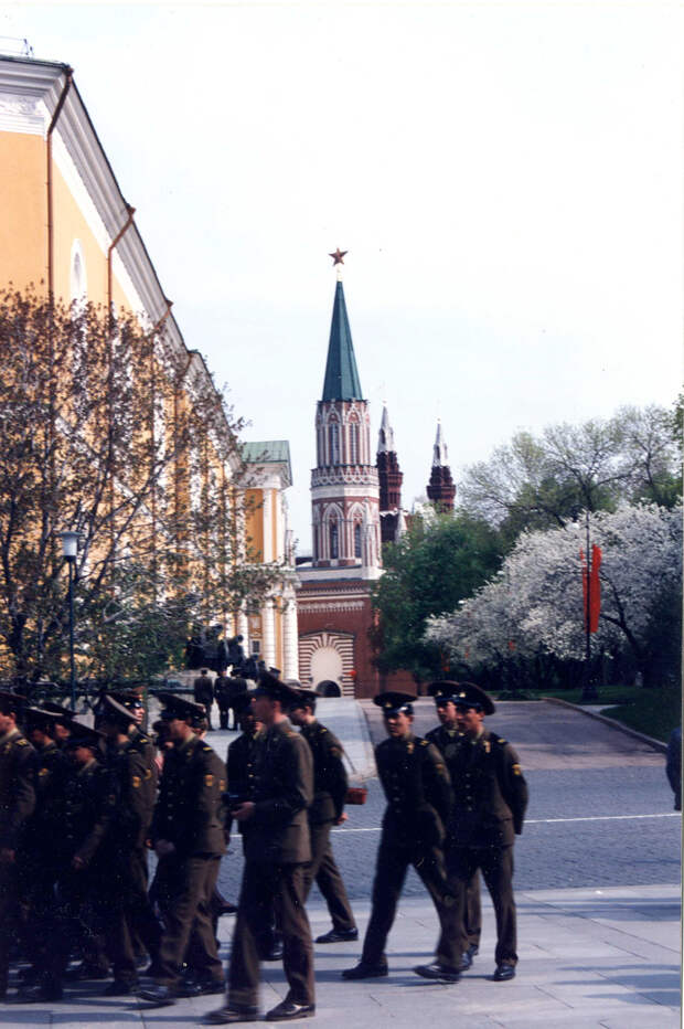 Советские солдаты в Кремле