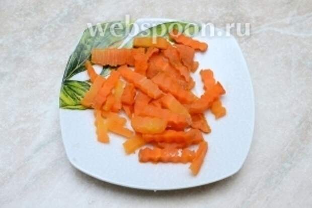 Отварную морковь нарезаем фигурным ножом.  