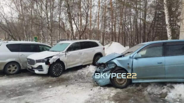 В Барнауле водитель врезался в пять припаркованных машин и скрылся