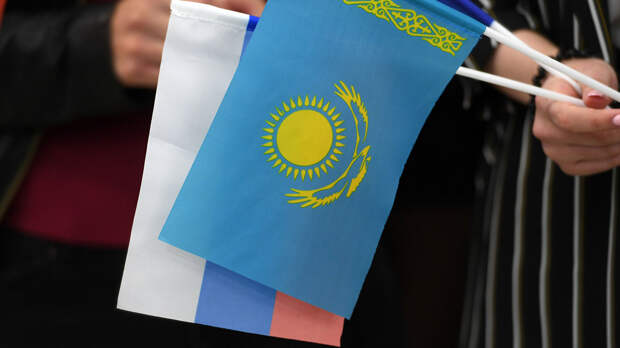 Флаги ÐазаÑ
ÑÑана и РоÑÑии