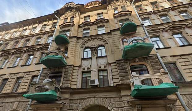 «Руки за такое оторвать»: петербуржцы с Кавалергардской не хотят расставаться с аварийными балконами