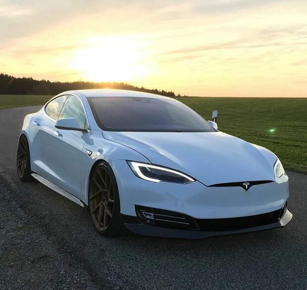 Tesla стала самой дорогой автокомпанией: а где Мерс?