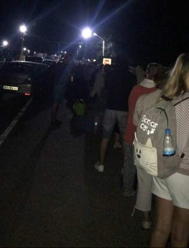 Очередь на границе с Крымом: пункты пропуска закрываются (ФОТО) | Русская весна