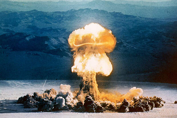 25 May 1953, Nevada, USA --- "Grable" Explosion During Operation UPSHOT-KNOTHOLE --- Image by © CORBIS