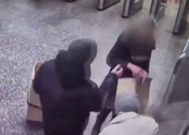 В метро Москвы женщине распылили в лицо баллончик из-за бесплатных газет