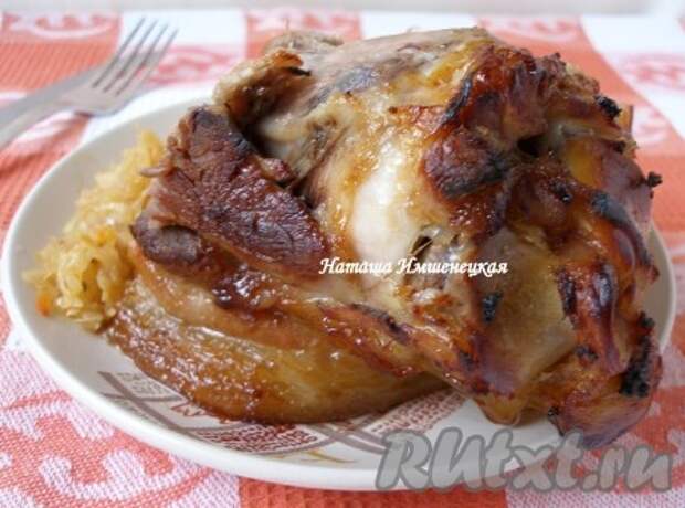 Очень вкусная свиная рулька, запеченная в духовке, готова.