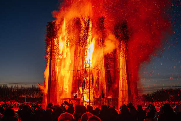 «Все не зря» В России огонь поглотил 25-метровую скульптуру. Так в Никола-Ленивце прогоняли зиму