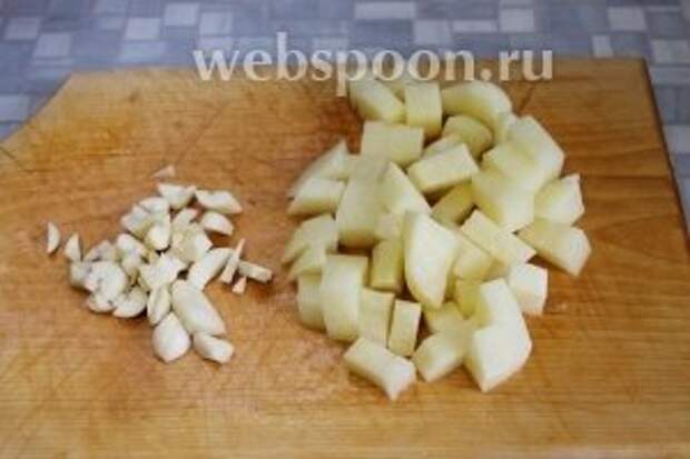 Нарезать кубиками картофель. Мелко нарезать чеснок, чуть раздавить его тыльной стороной ножа.