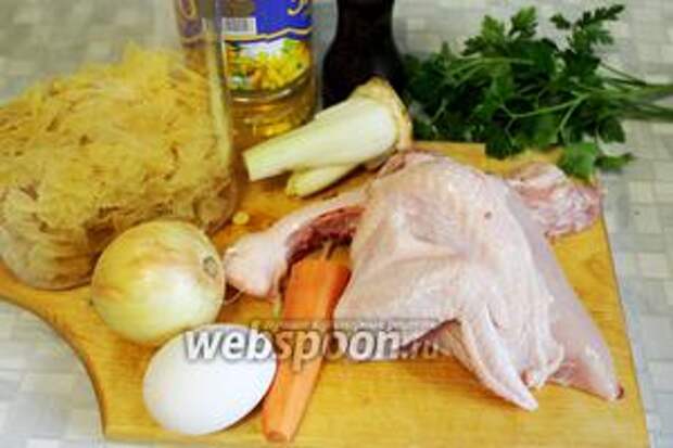 Для супа взять цыплёнка, макароны, морковь, лук, сельдерей, яйцо, масло, зелень, соль, воду.